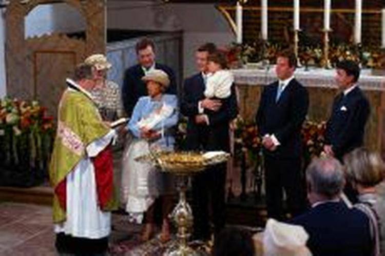 Tronfølgerens fætter prins Felix blev døbt i prins Felix blev døbt i Møgeltønder Kirke 4. oktober 2002. - Foto: Claus Bonnerup 