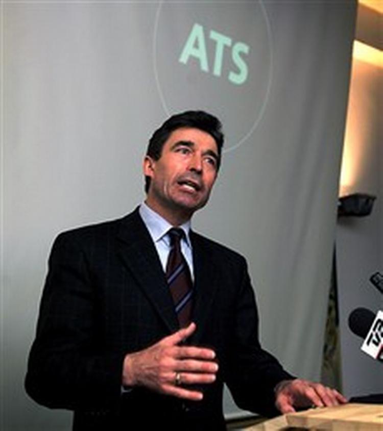 I 2002 fyldte At Tænke Sig 70 år, og det blev bl.a. fejret af statsminister Anders Fogh Rasmussen, som holdt tale for bagsideorganet. Med ATS-logo i baggrunden, hvilket er faldet Radio- og Tv-nævnet for brystet.   Arkivfoto: Jens Dresling 