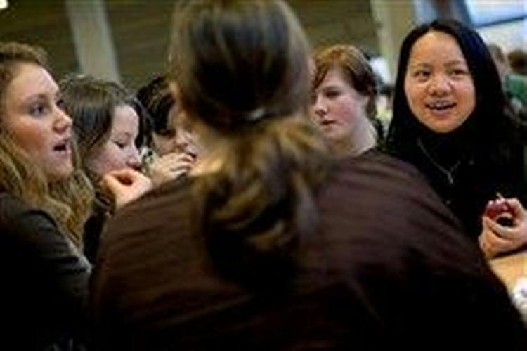 Linh fra Vietnam skulle være udvist, men både hendes klassekammerater, hendes plejeforældre og hendes advokat har forsøgt at få ministeriet til at genoptage sagen og det er nu sket. - Foto: Peter Hove Olesen 