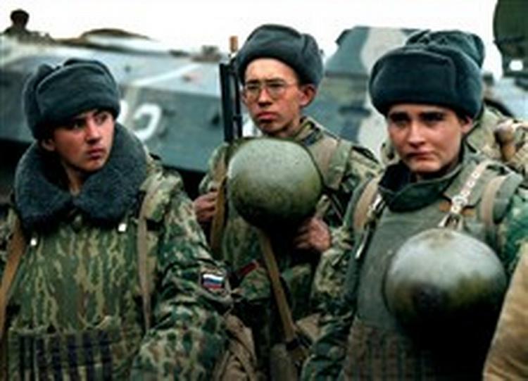 Det russiske soldaterliv er fyldt med tragedier, og de skyldes ikke kun krigsførelsen i Tjetjenien, hvorfra ovenstående arkivfoto stammer.   Foto: Maxim Marmur/AP 