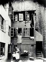 ARBEJDERLIV. I baggården Adelgade-Borgergade levede nogle af de fattigste københavnere i slutningen af 1800-tallet.   Foto: Københavns Bymuseum 