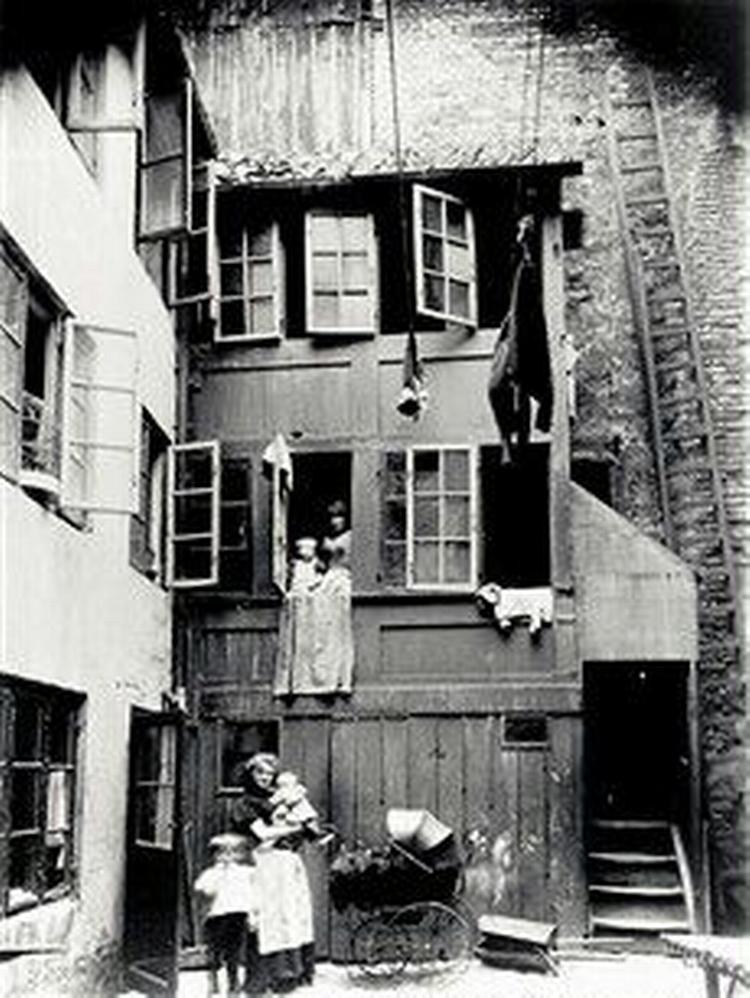 ARBEJDERLIV. I baggården Adelgade-Borgergade levede nogle af de fattigste københavnere i slutningen af 1800-tallet.   Foto: Københavns Bymuseum 