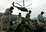 Når vejene i Pakistan er spærrede af sne og jordskred, må helikopterne sætte ind. - Arkivfoto: AP 