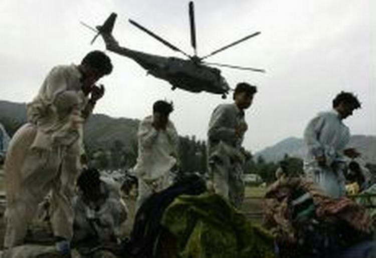 Når vejene i Pakistan er spærrede af sne og jordskred, må helikopterne sætte ind. - Arkivfoto: AP 