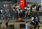 Vrede demonstranter blokerede vejene i hovedstaden Abidjan med bål og væltede biler forleden. - Foto: AP 