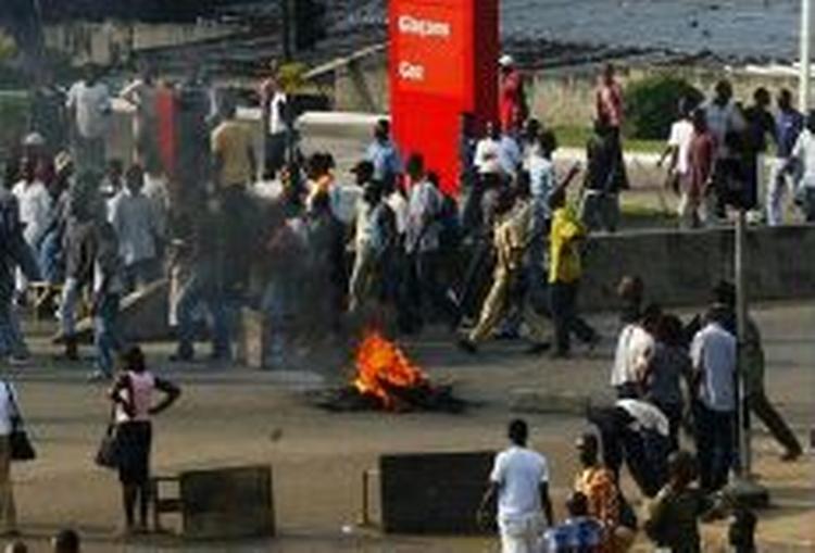 Vrede demonstranter blokerede vejene i hovedstaden Abidjan med bål og væltede biler forleden. - Foto: AP 