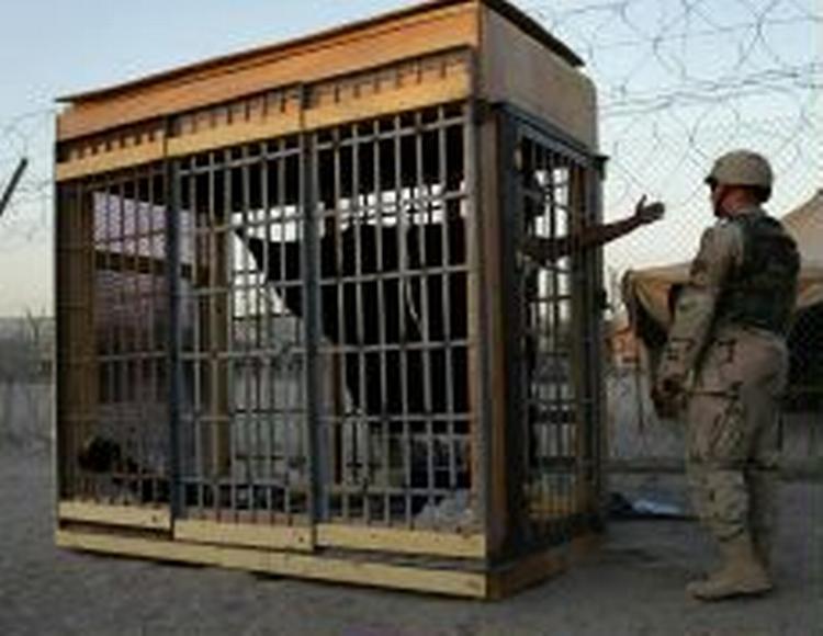 En fange holdes indespærret i et udendørs bur i det amerikansk-kontrollerede Abu Ghraib-fængsel i Irak. - Arkivfoto: AP 
