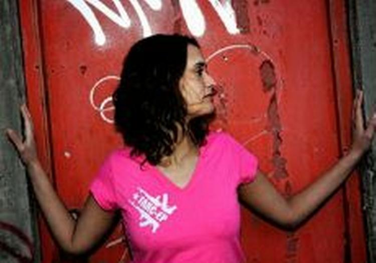 Anna Düver, pr-chef i virksomheden bag t-shirtene Fightersandlovers, viser en af de nye t-shirt.   Foto: Miriam Dalsgaard 