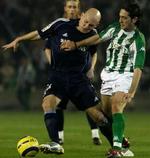 Gravesen i nærkamp med Betis' Arzu. - Foto: AP 