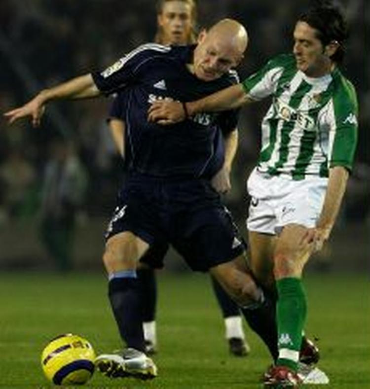 Gravesen i nærkamp med Betis' Arzu. - Foto: AP 