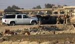 Volden i Irak standser ikke. Her er britiske soldater ved at sikre et område ved Basra efter en vejsidebombe fornylig. - Foto: AP 