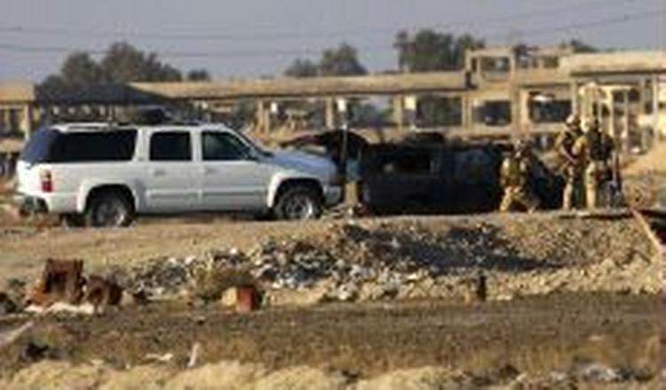Volden i Irak standser ikke. Her er britiske soldater ved at sikre et område ved Basra efter en vejsidebombe fornylig. - Foto: AP 