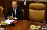 Israels nuværende leder Ehud Olmert sidder til møde ved siden af den tomme stol, hvor Ariel Sharon plejer at sidde. Kadima fortsætter fremgangen. - Foto: AP 