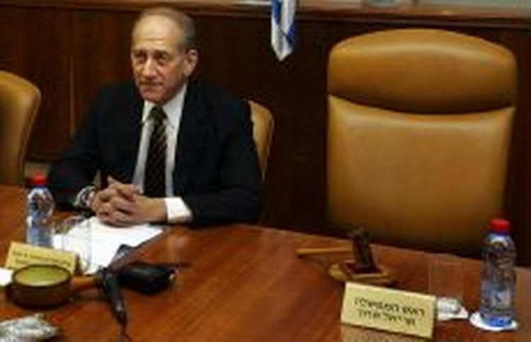 Israels nuværende leder Ehud Olmert sidder til møde ved siden af den tomme stol, hvor Ariel Sharon plejer at sidde. Kadima fortsætter fremgangen. - Foto: AP 