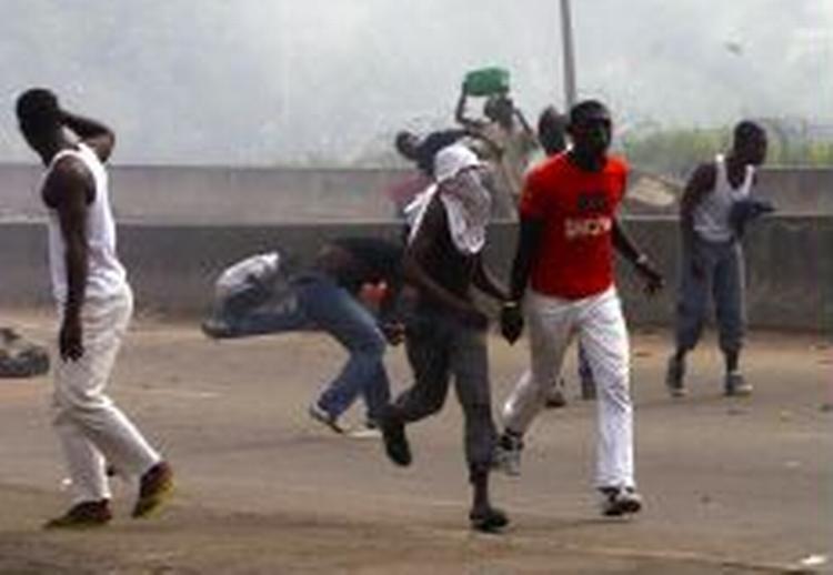 FN-tropperne i Abidjan har forsøgt at opløse voldsomme demonstrationer med tåregas. - Foto: AP 