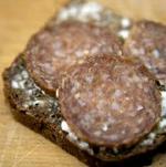 Der er mindre usund mad i skolerne. Til gengæld er der også mindre af rugbrød og andet groft brød.- Arkivfoto: Thomas BorbergA! 