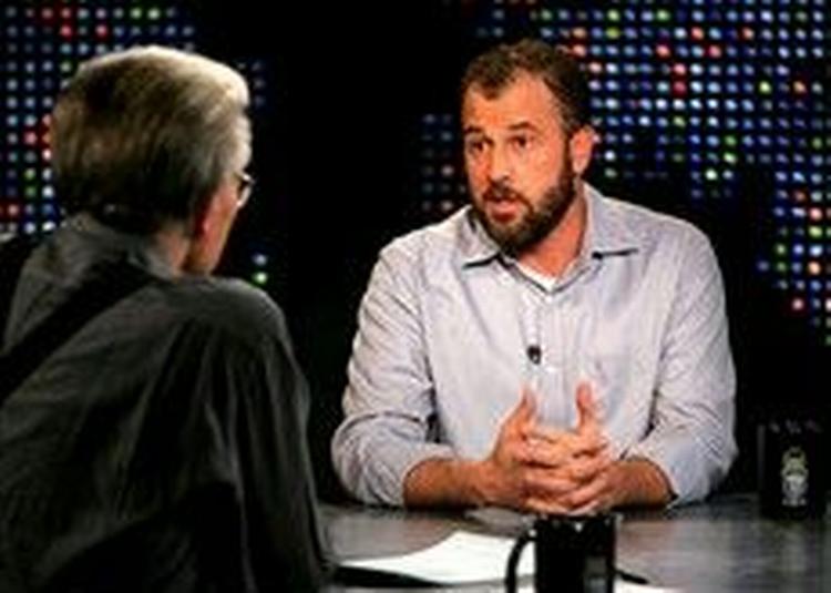 VÆRDIRELATIVIST. Frey i studiet hos Larry King, over for hvem han bedyrede, at det da er o.k. at hjælpe sandheden på vej ved at tilføre dramatisk effekt, læs: omskrivning af fakta, selv når det handler om erindringer.   Foto: AP/CNN/E.M. Pio Roda 