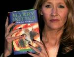 Forfatteren J. K. Rowling fremviser seneste eksemplar i den populære serie. - Arkivfoto: AP 