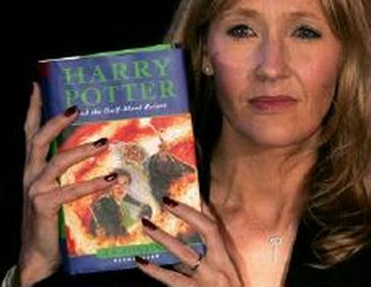 Forfatteren J. K. Rowling fremviser seneste eksemplar i den populære serie. - Arkivfoto: AP 