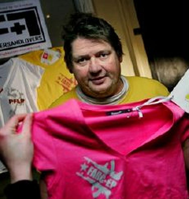 Pølsemand Preben skal fra sin pølsevogn ved Parken reklamere for terrorstøtte-T-shirten. - Foto: Anders Birch 