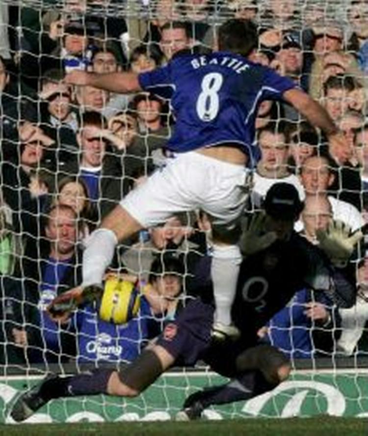 Evertons James Beattie sender bolden ind bag Arsenals målmand. - Foto: AP 