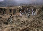 Mange civile mistede livet, da amerikanske fly kastede deres dødelige last over en pakistansk landsby. - Foto: AP 