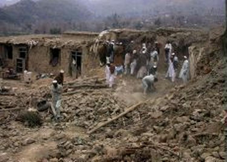 Mange civile mistede livet, da amerikanske fly kastede deres dødelige last over en pakistansk landsby. - Foto: AP 