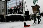 Der var ikke mange tilskuere til at følge dåben på storskærmen på Højbro Plads. - Foto: Anders Birch 