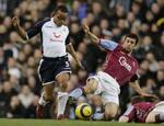 Tottenhams Edgar Davids i nærkamp med Aston Villa's Mark Delaney. - Foto: AP 