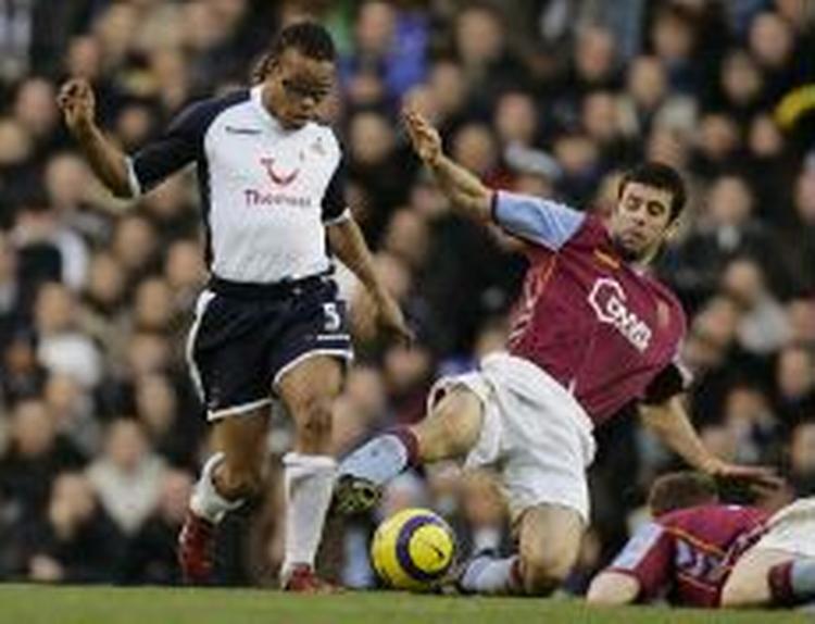 Tottenhams Edgar Davids i nærkamp med Aston Villa's Mark Delaney. - Foto: AP 