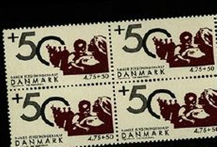 Motivet på Dansk Flygtningehjælps frimærker er skabt af kunstneren Viggo Mörck og gravøren Martin Mörck. 