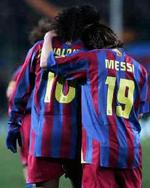 Ronaldinho ønsker Leo Messi til lykke med sin scoring mod Alaves. - Foto: AP 