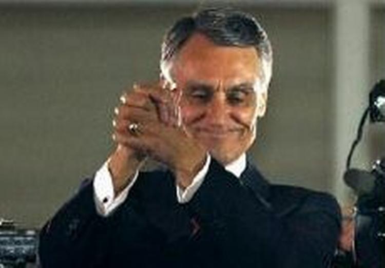 Anibal Cavaco Silva fejrer triumfen. - Foto: AP 