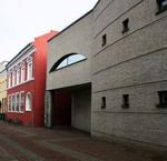 Holbæk bibliotek lukker om sig selv midt i en indkøbsgade. 