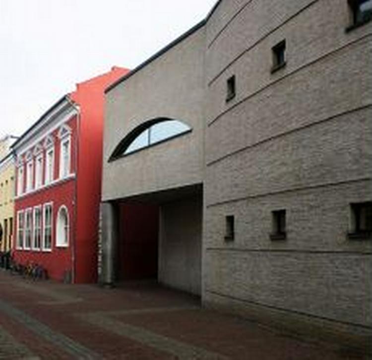 Holbæk bibliotek lukker om sig selv midt i en indkøbsgade. 