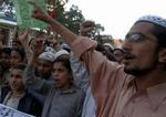 Studerende pakistanere protesterer mod de amerikanske angreb mod landsbyen Damadola. Andre omkring 2.000 muslimer blev standset på vej mod landsbyen af politifolk. - Foto: AP 