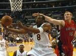 'White men can't jump', synes Toronto Raptors' Matt Bonner (th.) at tænke, mens Bryant glider forbi. - Foto: AP 
