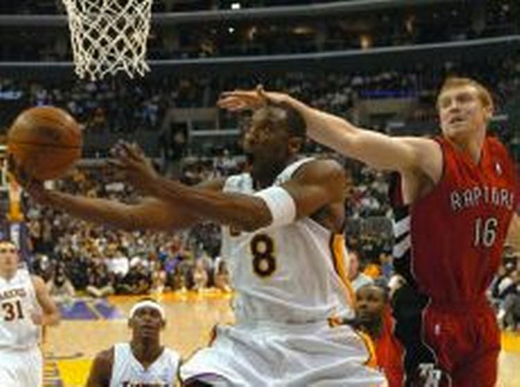 'White men can't jump', synes Toronto Raptors' Matt Bonner (th.) at tænke, mens Bryant glider forbi. - Foto: AP 