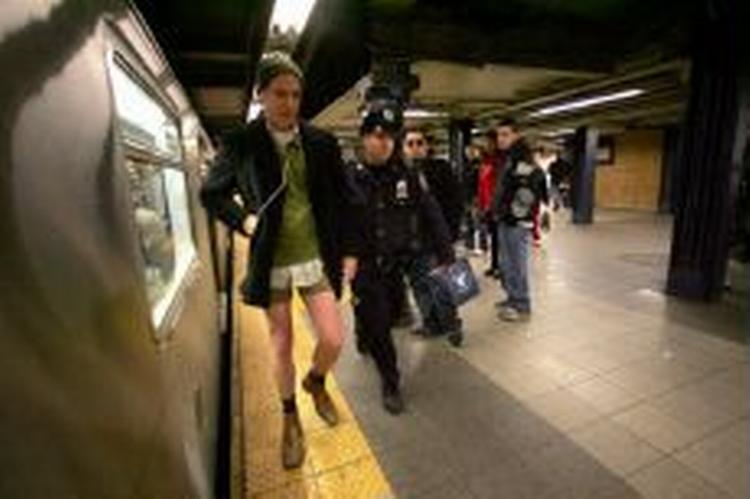 Otte af deltagerne i den årlige underbuksedag i New Yorks undergrundstog blev anholdt for utilbørlig optræden af politiet. - Foto: AP 