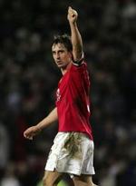 Neville hilser på Liverpools tilhængere. - Foto: AP. 