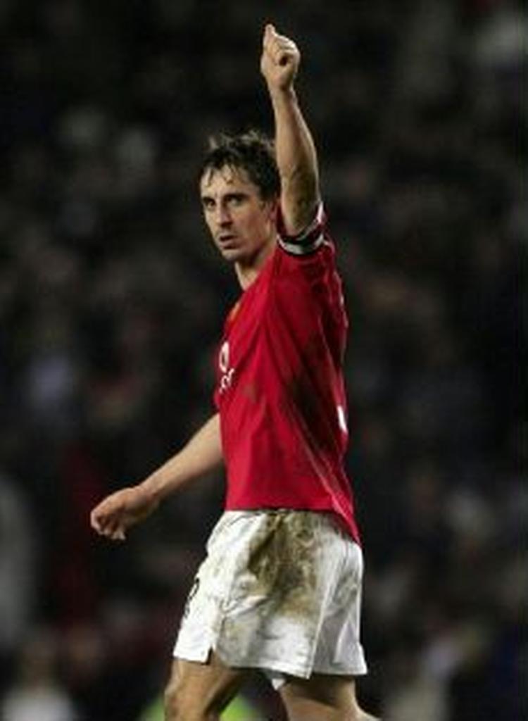 Neville hilser på Liverpools tilhængere. - Foto: AP. 