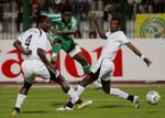 Matchvinder Taiwo fyrer kanonen af mellem to ghanesere. - Foto: AP 