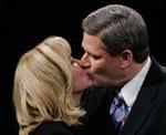Den konservative partileder Stephen Harper kysser sin kone Laureen efter et godt valg. - Foto: AP 