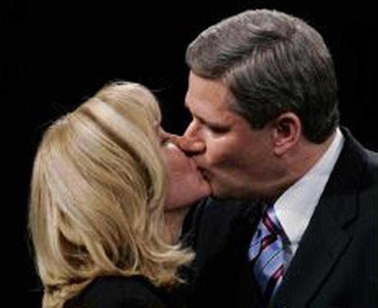 Den konservative partileder Stephen Harper kysser sin kone Laureen efter et godt valg. - Foto: AP 
