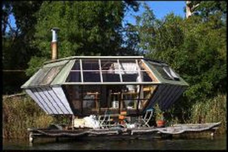 Der er masser af selvbyggede huse på Christiania - her 'den sjette sans' - også kaldet UFOen.- Foto: Jakob Carlsen 