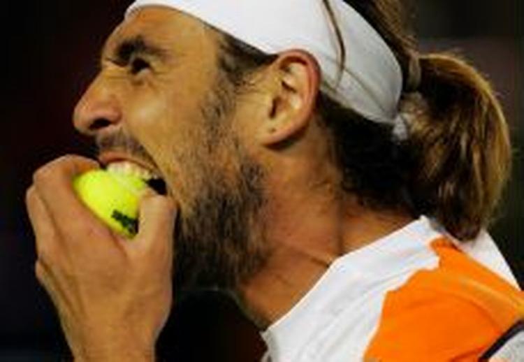 Marcos Baghdatis tager en bid af bolden under dysten med Ljubicic. - Foto: AP 