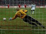 Den tidligere FC Midtjylland-spiller Zidan udplacerer Bayern-keeperen Oliver Kahn, men Mainz røg til sidst alligevel ud af pokalturneringen. - Foto: AP 