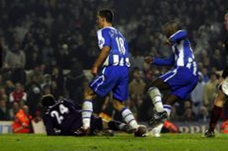 Wigans Jason Roberts (th) scorer det altafgørende mål i slutsekunderne og sender Arsenal ud i mørket. - Foto: AP 