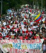Tusindvis at demonstranter på gaden i Caracas i anledning af åbningen af World Social Forum tirsdag. - Foto: AP 