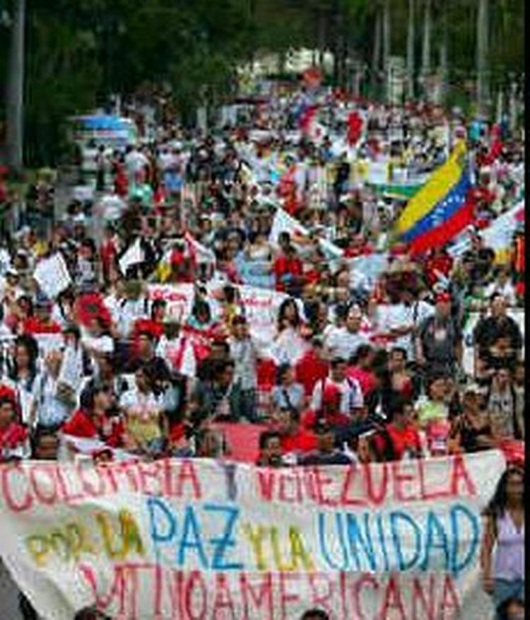 Tusindvis at demonstranter på gaden i Caracas i anledning af åbningen af World Social Forum tirsdag. - Foto: AP 
